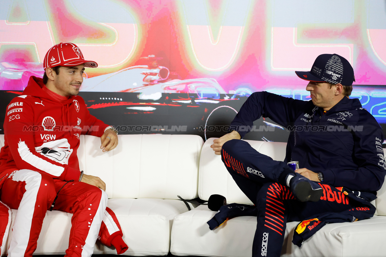 GP LAS VEGAS, (L to R): Charles Leclerc (MON) Ferrari e Max Verstappen (NLD) Red Bull Racing in the post qualifying FIA Press Conference.

17.11.2023. Formula 1 World Championship, Rd 22, Las Vegas Grand Prix, Las Vegas, Nevada, USA, Qualifiche Day.

- www.xpbimages.com, EMail: requests@xpbimages.com © Copyright: XPB Images