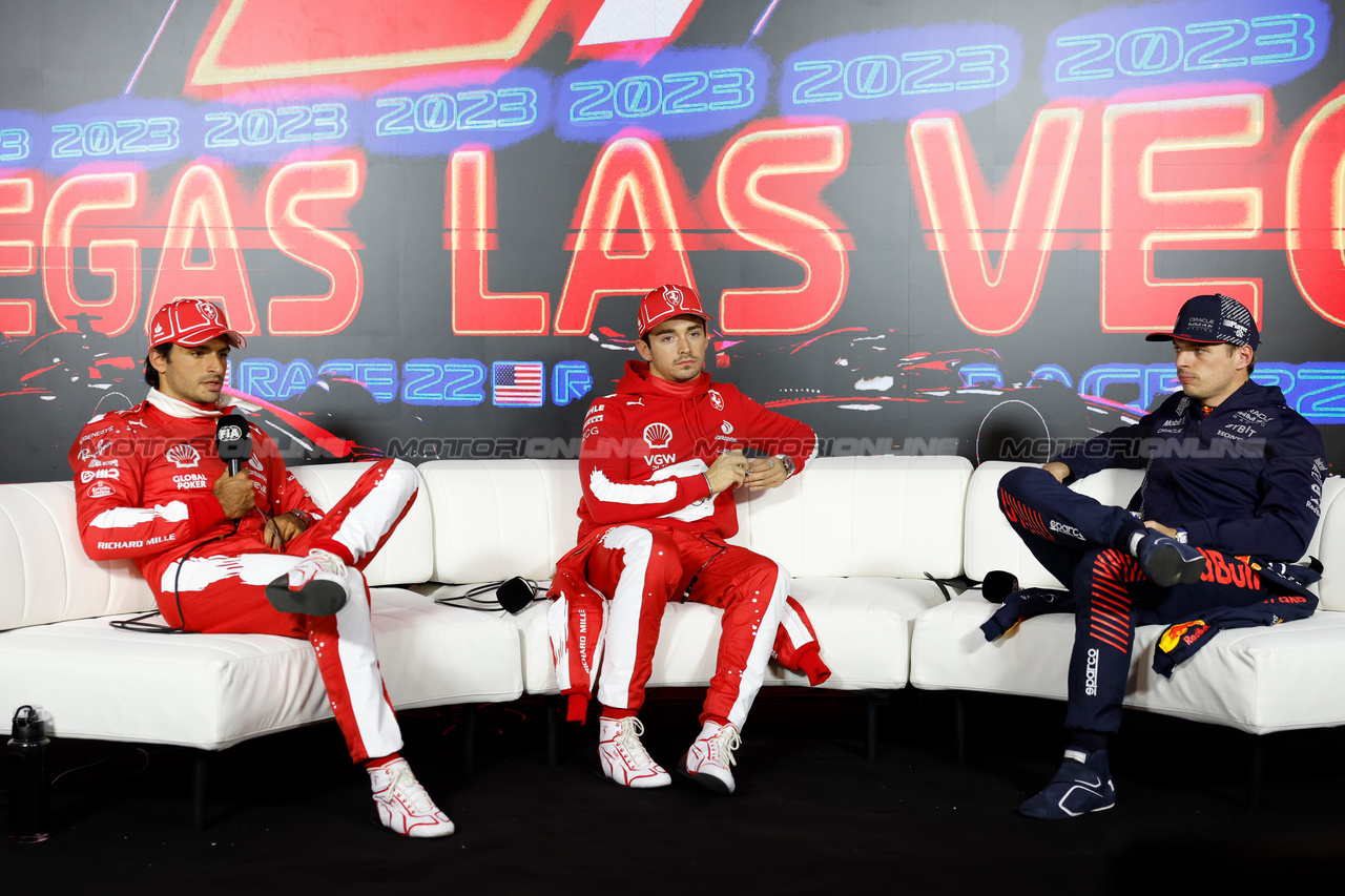 GP LAS VEGAS, (L to R): Carlos Sainz Jr (ESP) Ferrari; Charles Leclerc (MON) Ferrari; e Max Verstappen (NLD) Red Bull Racing, in the post qualifying FIA Press Conference.

17.11.2023. Formula 1 World Championship, Rd 22, Las Vegas Grand Prix, Las Vegas, Nevada, USA, Qualifiche Day.

- www.xpbimages.com, EMail: requests@xpbimages.com © Copyright: XPB Images