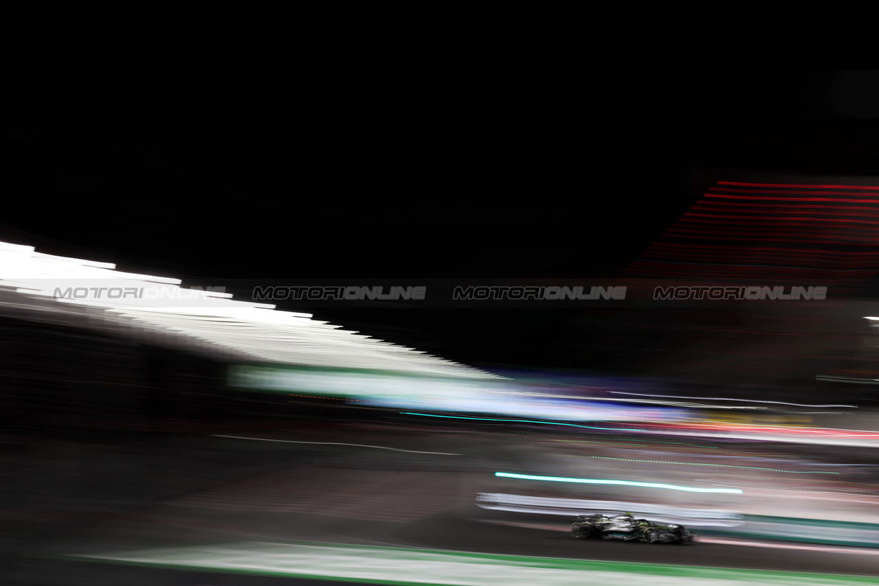GP LAS VEGAS, Lewis Hamilton (GBR) Mercedes AMG F1 W14.

17.11.2023. Formula 1 World Championship, Rd 22, Las Vegas Grand Prix, Las Vegas, Nevada, USA, Qualifiche Day.

 - www.xpbimages.com, EMail: requests@xpbimages.com © Copyright: Staley / XPB Images