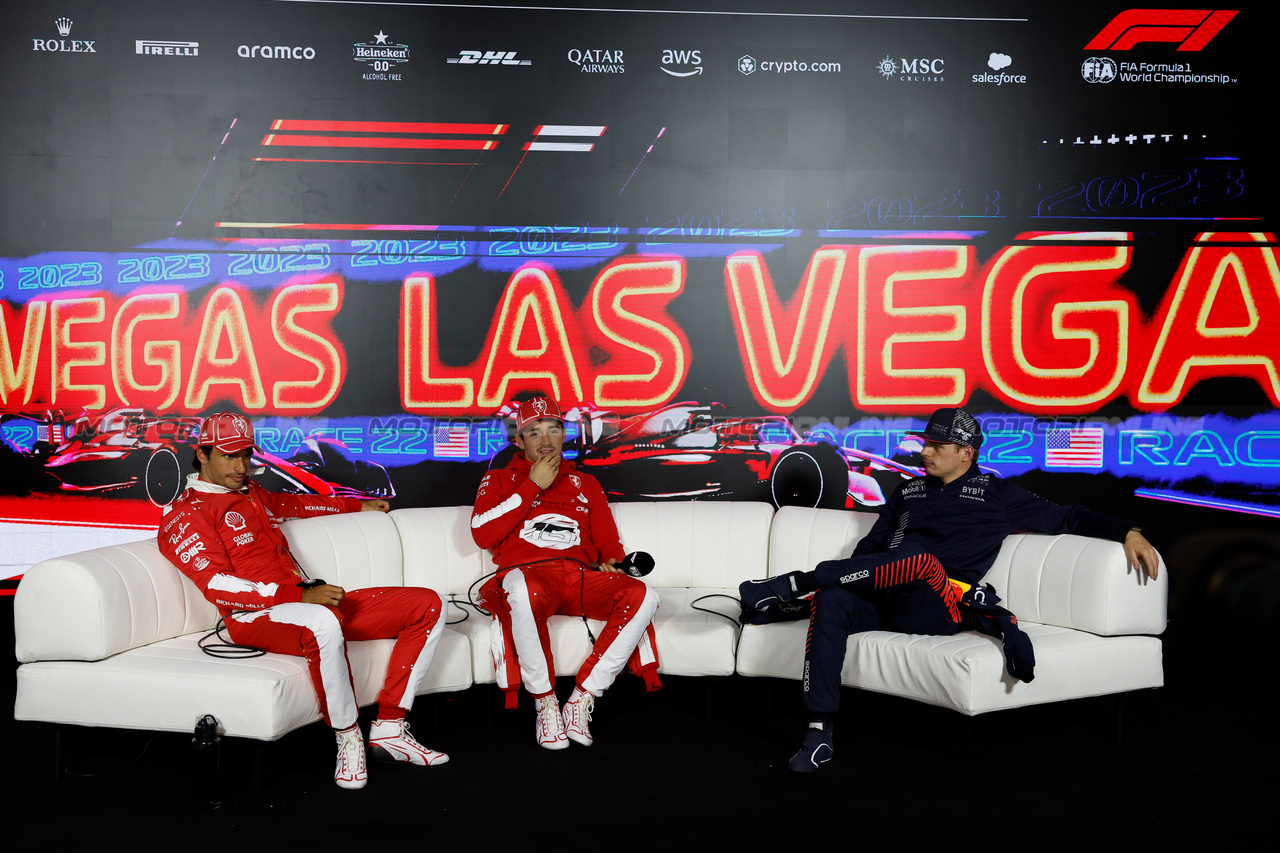GP LAS VEGAS, (L to R): Carlos Sainz Jr (ESP) Ferrari; Charles Leclerc (MON) Ferrari; e Max Verstappen (NLD) Red Bull Racing, in the post qualifying FIA Press Conference.

17.11.2023. Formula 1 World Championship, Rd 22, Las Vegas Grand Prix, Las Vegas, Nevada, USA, Qualifiche Day.

- www.xpbimages.com, EMail: requests@xpbimages.com © Copyright: XPB Images