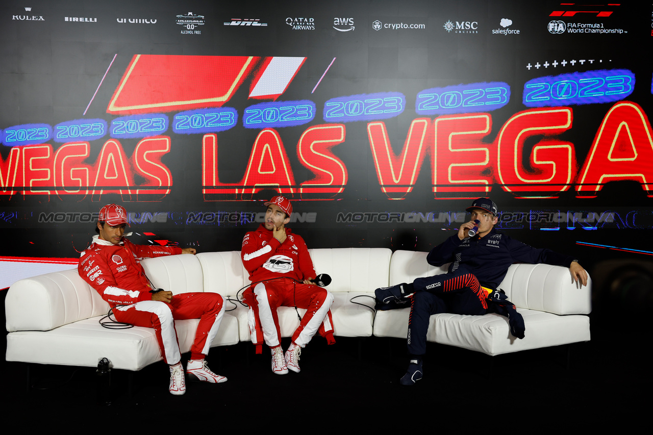 GP LAS VEGAS, (L to R): Carlos Sainz Jr (ESP) Ferrari; Charles Leclerc (MON) Ferrari; e Max Verstappen (NLD) Red Bull Racing, in the post qualifying FIA Press Conference.

17.11.2023. Formula 1 World Championship, Rd 22, Las Vegas Grand Prix, Las Vegas, Nevada, USA, Qualifiche Day.

- www.xpbimages.com, EMail: requests@xpbimages.com © Copyright: XPB Images