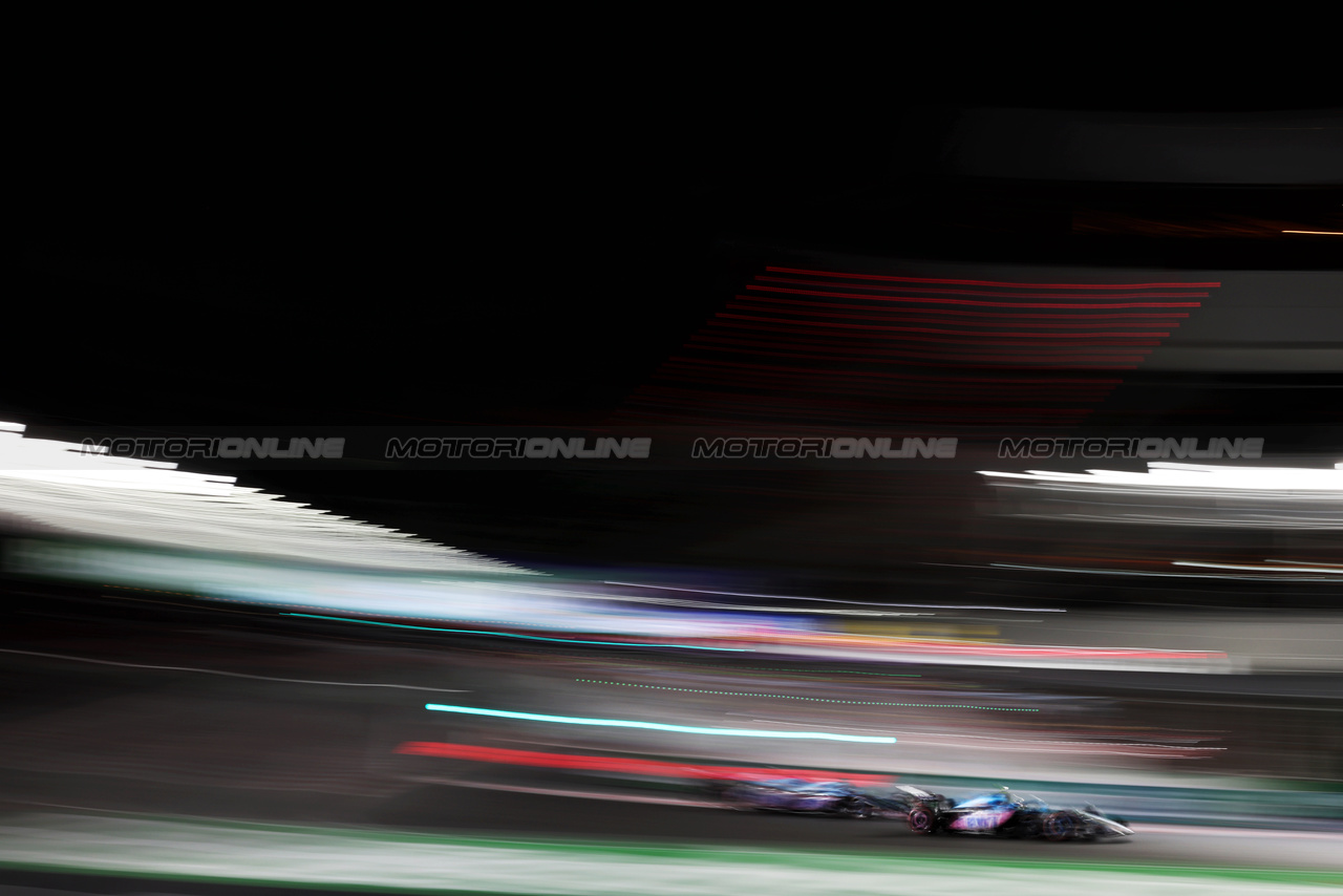 GP LAS VEGAS, Pierre Gasly (FRA) Alpine F1 Team A523 e team mate Esteban Ocon (FRA) Alpine F1 Team A523.

17.11.2023. Formula 1 World Championship, Rd 22, Las Vegas Grand Prix, Las Vegas, Nevada, USA, Qualifiche Day.

 - www.xpbimages.com, EMail: requests@xpbimages.com © Copyright: Staley / XPB Images