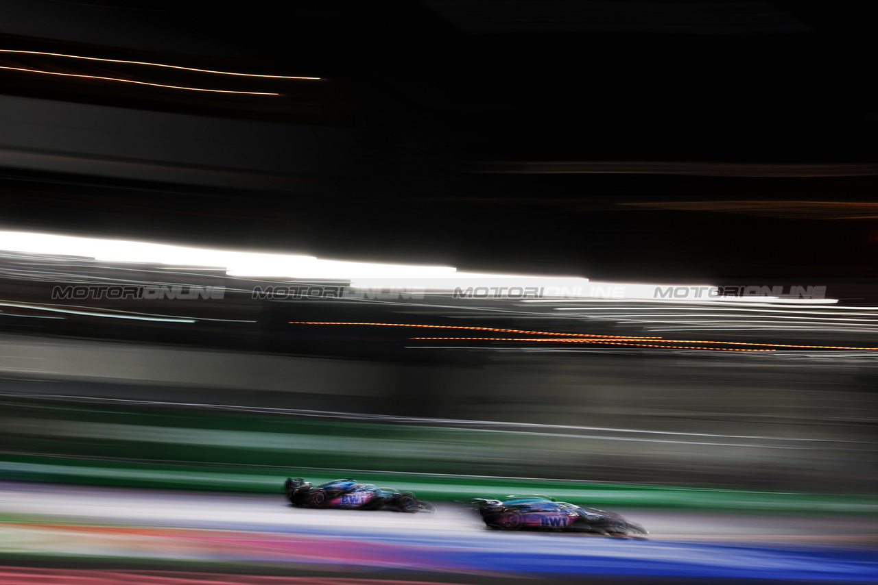 GP LAS VEGAS, Pierre Gasly (FRA) Alpine F1 Team A523 e team mate Esteban Ocon (FRA) Alpine F1 Team A523.

17.11.2023. Formula 1 World Championship, Rd 22, Las Vegas Grand Prix, Las Vegas, Nevada, USA, Qualifiche Day.

 - www.xpbimages.com, EMail: requests@xpbimages.com © Copyright: Staley / XPB Images