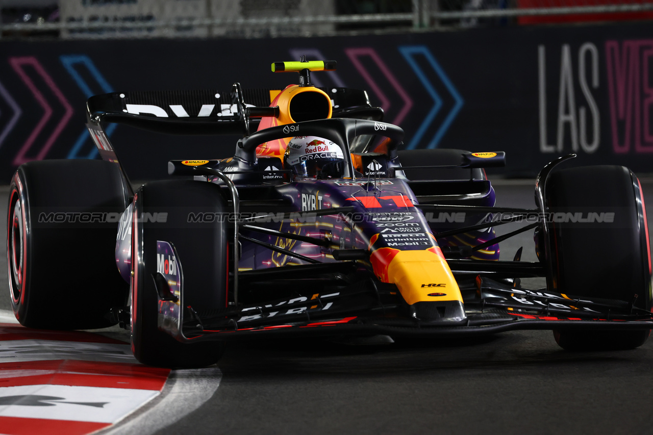 GP LAS VEGAS, Sergio Perez (MEX) Red Bull Racing RB19.

17.11.2023. Formula 1 World Championship, Rd 22, Las Vegas Grand Prix, Las Vegas, Nevada, USA, Qualifiche Day.

 - www.xpbimages.com, EMail: requests@xpbimages.com © Copyright: Coates / XPB Images