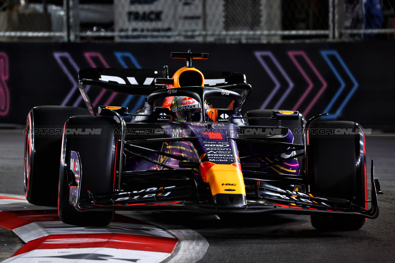 GP LAS VEGAS, Max Verstappen (NLD) Red Bull Racing RB19.

17.11.2023. Formula 1 World Championship, Rd 22, Las Vegas Grand Prix, Las Vegas, Nevada, USA, Qualifiche Day.

 - www.xpbimages.com, EMail: requests@xpbimages.com © Copyright: Coates / XPB Images