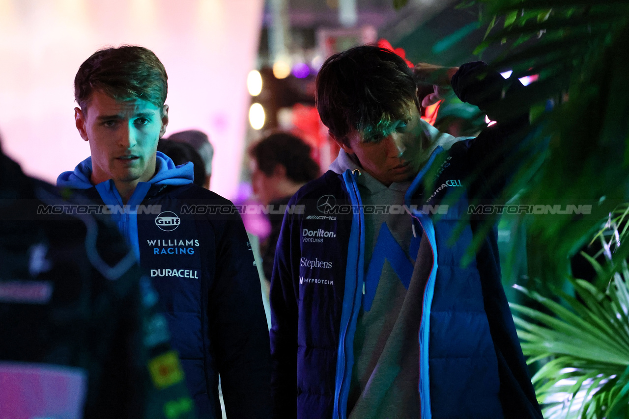 GP LAS VEGAS, (L to R): Logan Sargeant (USA) Williams Racing e Alexander Albon (THA) Williams Racing.

17.11.2023. Formula 1 World Championship, Rd 22, Las Vegas Grand Prix, Las Vegas, Nevada, USA, Qualifiche Day.

- www.xpbimages.com, EMail: requests@xpbimages.com © Copyright: Batchelor / XPB Images