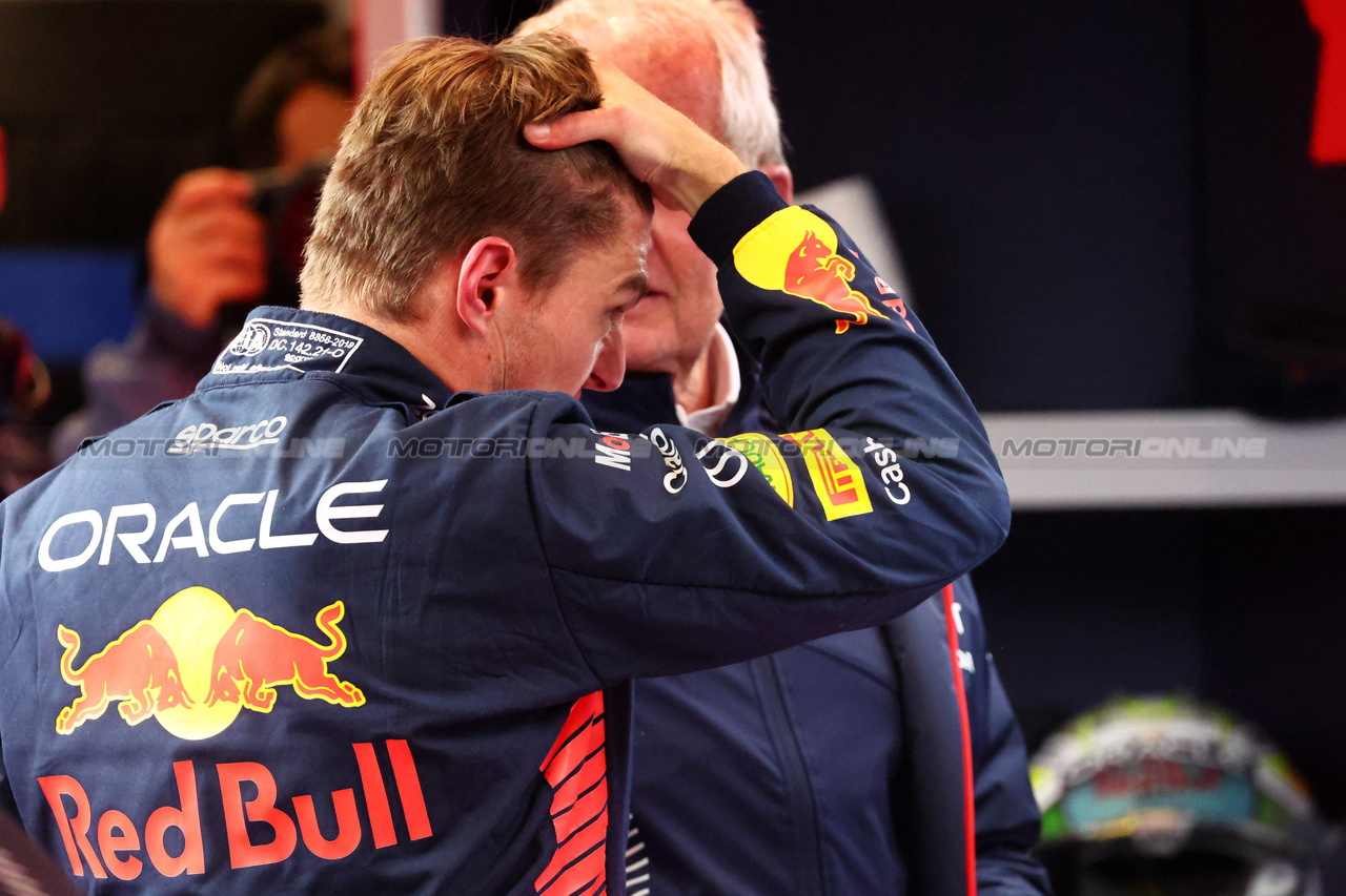 GP LAS VEGAS, Max Verstappen (NLD) Red Bull Racing with Dr Helmut Marko (AUT) Red Bull Motorsport Consultant.

17.11.2023. Formula 1 World Championship, Rd 22, Las Vegas Grand Prix, Las Vegas, Nevada, USA, Qualifiche Day.

- www.xpbimages.com, EMail: requests@xpbimages.com © Copyright: Batchelor / XPB Images