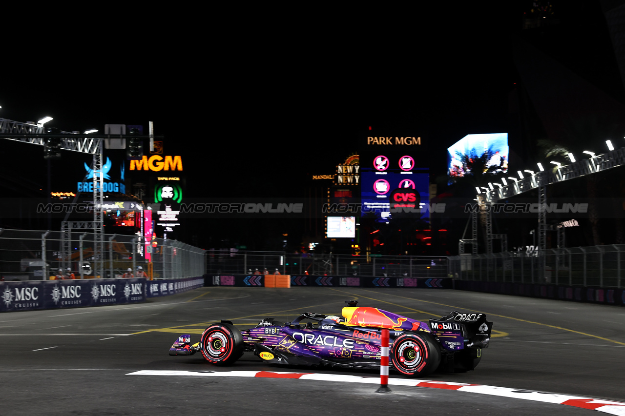 GP LAS VEGAS, Max Verstappen (NLD) Red Bull Racing RB19.

17.11.2023. Formula 1 World Championship, Rd 22, Las Vegas Grand Prix, Las Vegas, Nevada, USA, Qualifiche Day.

- www.xpbimages.com, EMail: requests@xpbimages.com © Copyright: Moy / XPB Images