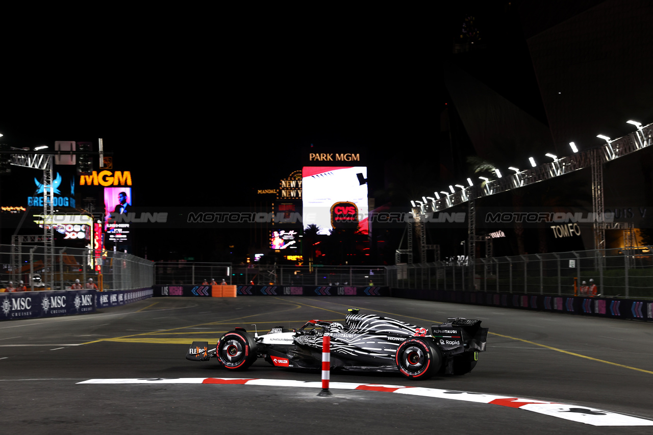 GP LAS VEGAS, Yuki Tsunoda (JPN) AlphaTauri AT04.

17.11.2023. Formula 1 World Championship, Rd 22, Las Vegas Grand Prix, Las Vegas, Nevada, USA, Qualifiche Day.

- www.xpbimages.com, EMail: requests@xpbimages.com © Copyright: Moy / XPB Images