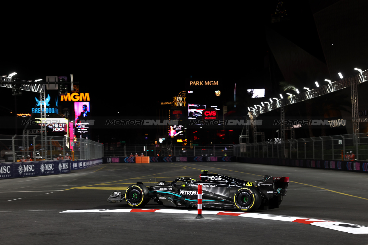 GP LAS VEGAS, Lewis Hamilton (GBR) Mercedes AMG F1 W14.

17.11.2023. Formula 1 World Championship, Rd 22, Las Vegas Grand Prix, Las Vegas, Nevada, USA, Qualifiche Day.

- www.xpbimages.com, EMail: requests@xpbimages.com © Copyright: Moy / XPB Images