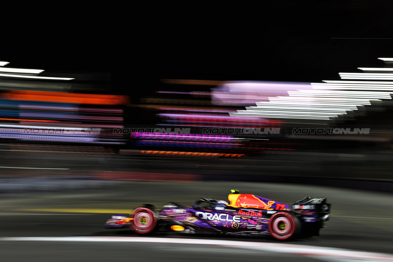 GP LAS VEGAS, Sergio Perez (MEX) Red Bull Racing RB19.

17.11.2023. Formula 1 World Championship, Rd 22, Las Vegas Grand Prix, Las Vegas, Nevada, USA, Qualifiche Day.

- www.xpbimages.com, EMail: requests@xpbimages.com © Copyright: Moy / XPB Images