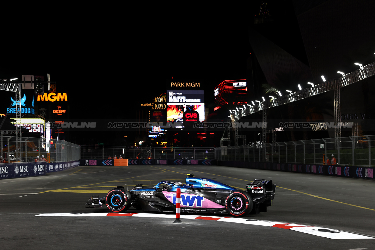 GP LAS VEGAS, Pierre Gasly (FRA) Alpine F1 Team A523.

17.11.2023. Formula 1 World Championship, Rd 22, Las Vegas Grand Prix, Las Vegas, Nevada, USA, Qualifiche Day.

- www.xpbimages.com, EMail: requests@xpbimages.com © Copyright: Moy / XPB Images