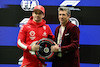 GP LAS VEGAS, L to R): Charles Leclerc (MON) Ferrari receives the Pirelli Pole Position Award from Patrick Dempsey (USA) Actor. 
17.11.2023. Formula 1 World Championship, Rd 22, Las Vegas Grand Prix, Las Vegas, Nevada, USA, Qualifiche Day.
- www.xpbimages.com, EMail: requests@xpbimages.com © Copyright: Moy / XPB Images
