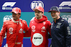 GP LAS VEGAS, (L to R): Carlos Sainz Jr (ESP) Ferrari; Charles Leclerc (MON) Ferrari; e Max Verstappen (NLD) Red Bull Racing, in qualifying parc ferme.
17.11.2023. Formula 1 World Championship, Rd 22, Las Vegas Grand Prix, Las Vegas, Nevada, USA, Qualifiche Day.
 - www.xpbimages.com, EMail: requests@xpbimages.com © Copyright: Coates / XPB Images