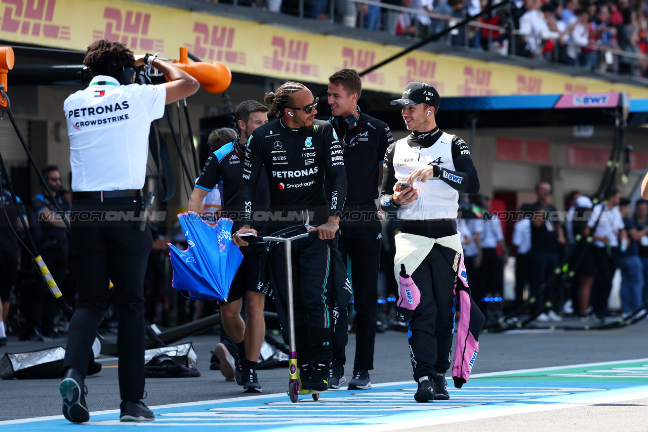 GP MESSICO, (L to R): Lewis Hamilton (GBR) Mercedes AMG F1 e Pierre Gasly (FRA) Alpine F1 Team on the grid.

29.10.2023. Formula 1 World Championship, Rd 20, Mexican Grand Prix, Mexico City, Mexico, Gara Day.

- www.xpbimages.com, EMail: requests@xpbimages.com © Copyright: Charniaux / XPB Images