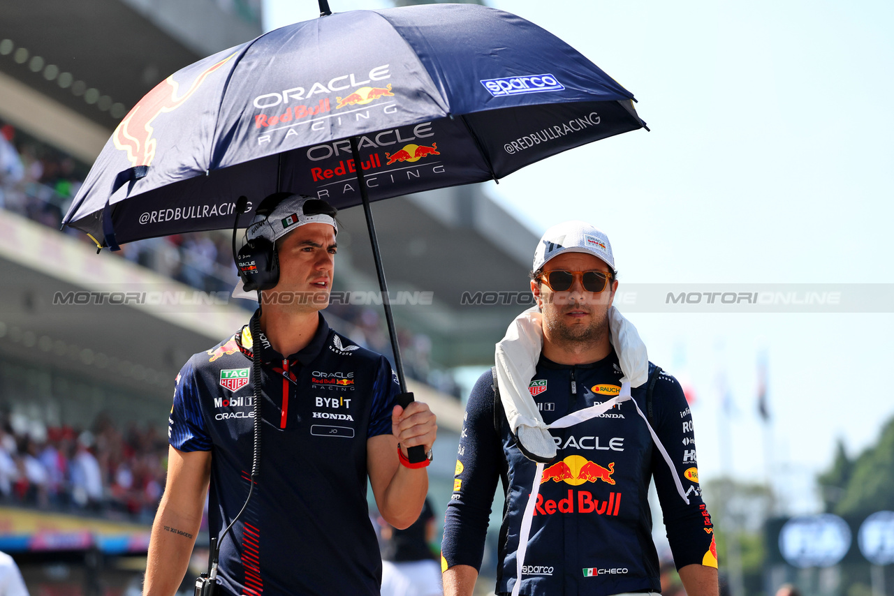 GP MESSICO, Sergio Perez (MEX) Red Bull Racing on the grid.

29.10.2023. Formula 1 World Championship, Rd 20, Mexican Grand Prix, Mexico City, Mexico, Gara Day.

- www.xpbimages.com, EMail: requests@xpbimages.com © Copyright: Charniaux / XPB Images