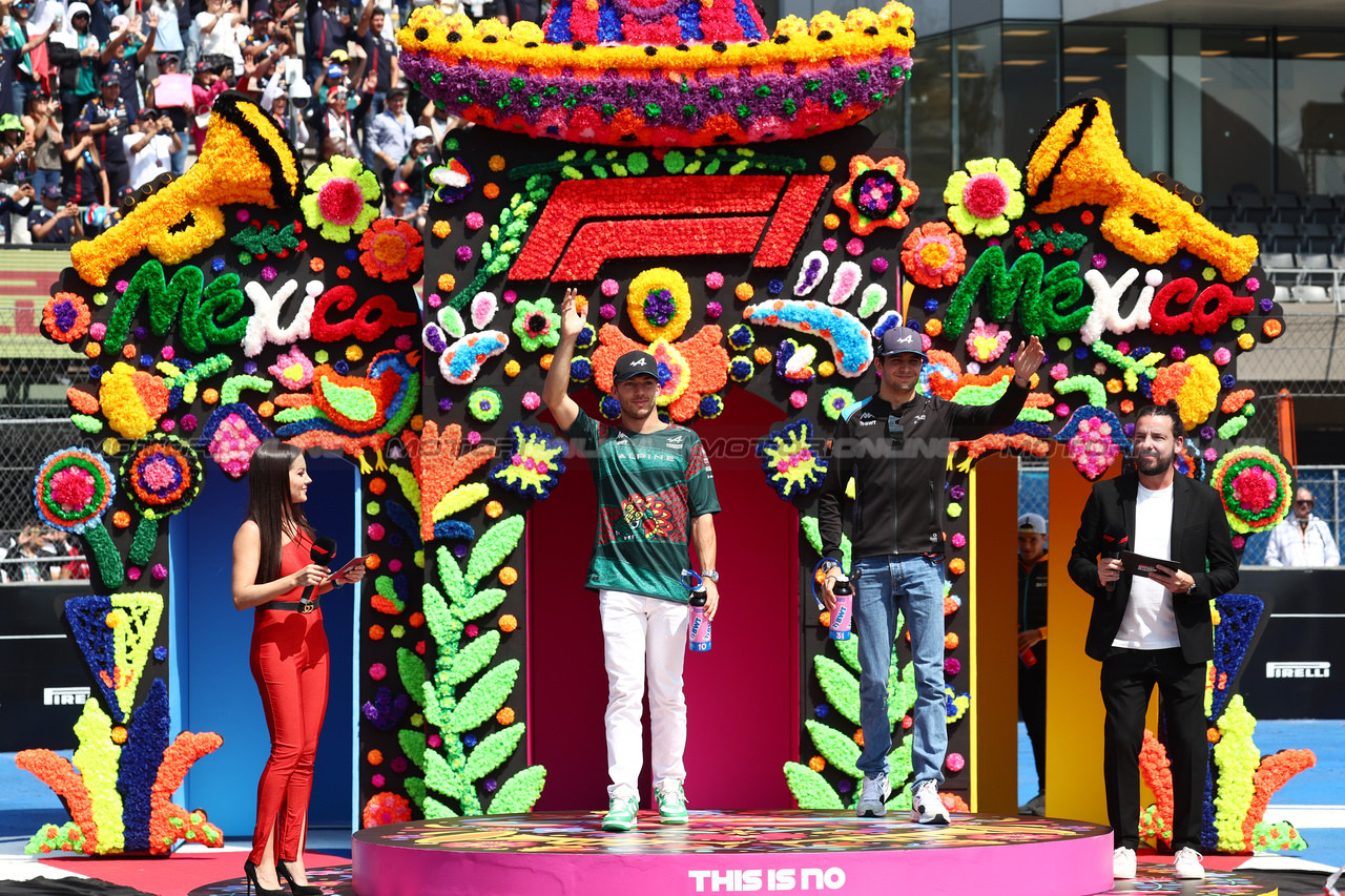 GP MESSICO, (L to R): Pierre Gasly (FRA) Alpine F1 Team e Esteban Ocon (FRA) Alpine F1 Team on the drivers' parade.

29.10.2023. Formula 1 World Championship, Rd 20, Mexican Grand Prix, Mexico City, Mexico, Gara Day.

 - www.xpbimages.com, EMail: requests@xpbimages.com © Copyright: Coates / XPB Images