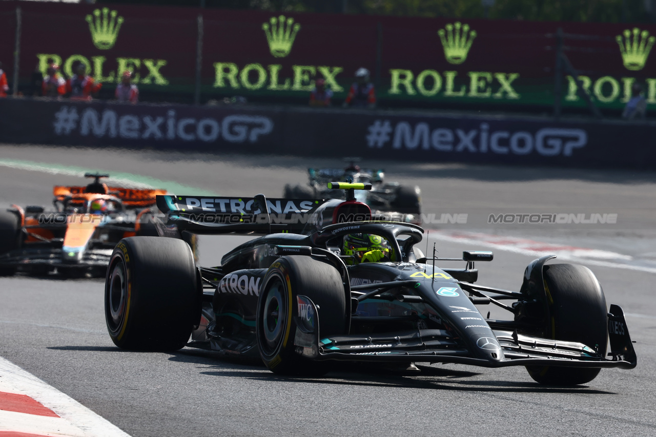 GP MESSICO, Lewis Hamilton (GBR) Mercedes AMG F1 W14.

29.10.2023. Formula 1 World Championship, Rd 20, Mexican Grand Prix, Mexico City, Mexico, Gara Day.

- www.xpbimages.com, EMail: requests@xpbimages.com © Copyright: Charniaux / XPB Images