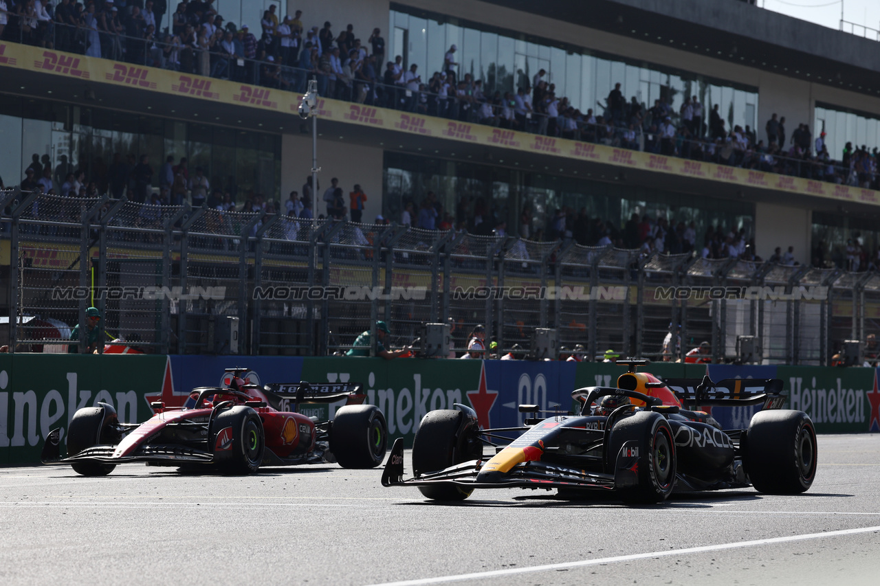 GP MESSICO, Max Verstappen (NLD) Red Bull Racing RB19 davanti a at the repartenza of the race.

29.10.2023. Formula 1 World Championship, Rd 20, Mexican Grand Prix, Mexico City, Mexico, Gara Day.

- www.xpbimages.com, EMail: requests@xpbimages.com © Copyright: Moy / XPB Images