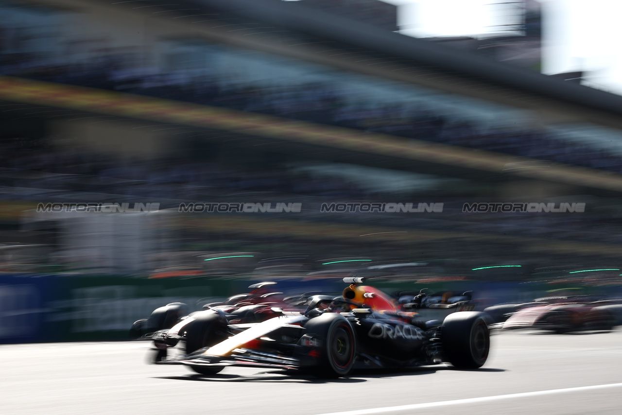 GP MESSICO, Max Verstappen (NLD) Red Bull Racing RB19 davanti a at the repartenza of the race.

29.10.2023. Formula 1 World Championship, Rd 20, Mexican Grand Prix, Mexico City, Mexico, Gara Day.

- www.xpbimages.com, EMail: requests@xpbimages.com © Copyright: Moy / XPB Images
