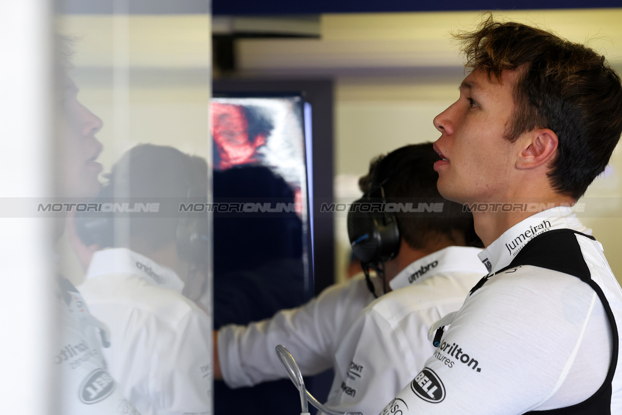 GP MESSICO, Alexander Albon (THA) Williams Racing in the pits while the race is stopped.

29.10.2023. Formula 1 World Championship, Rd 20, Mexican Grand Prix, Mexico City, Mexico, Gara Day.

- www.xpbimages.com, EMail: requests@xpbimages.com © Copyright: Bearne / XPB Images