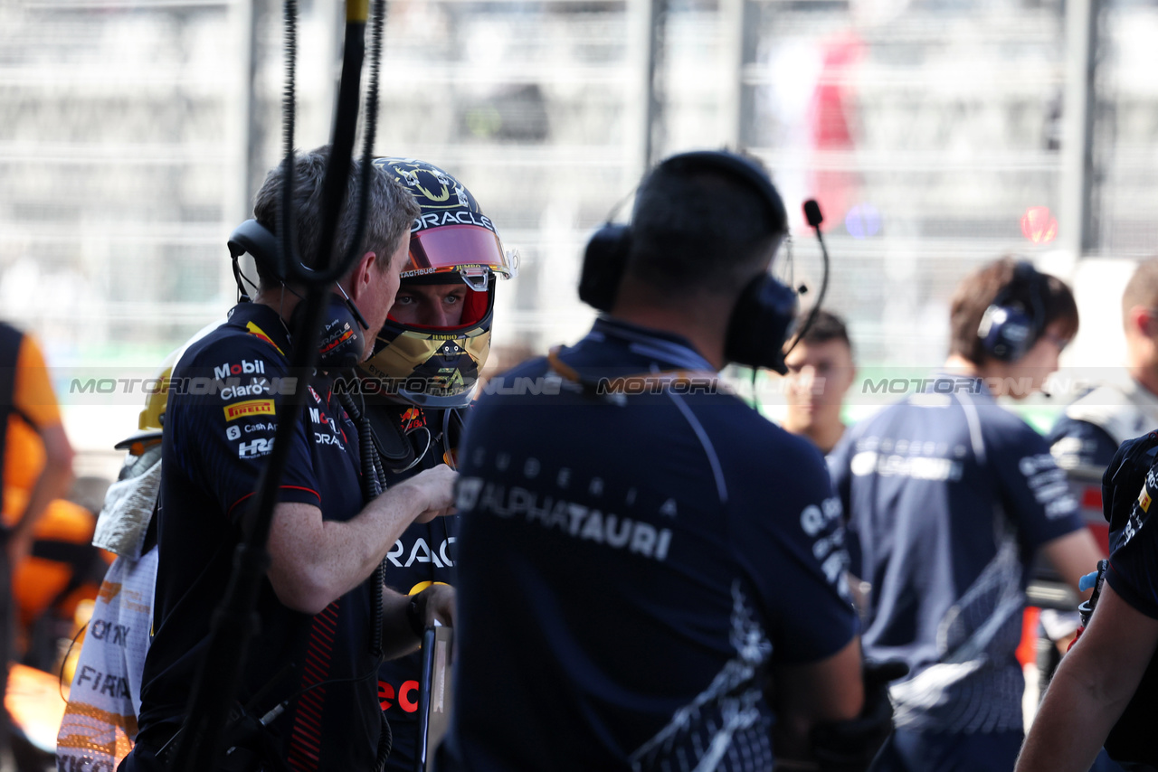 GP MESSICO, Max Verstappen (NLD) Red Bull Racing in the pits while the race is stopped.

29.10.2023. Formula 1 World Championship, Rd 20, Mexican Grand Prix, Mexico City, Mexico, Gara Day.

- www.xpbimages.com, EMail: requests@xpbimages.com © Copyright: Bearne / XPB Images