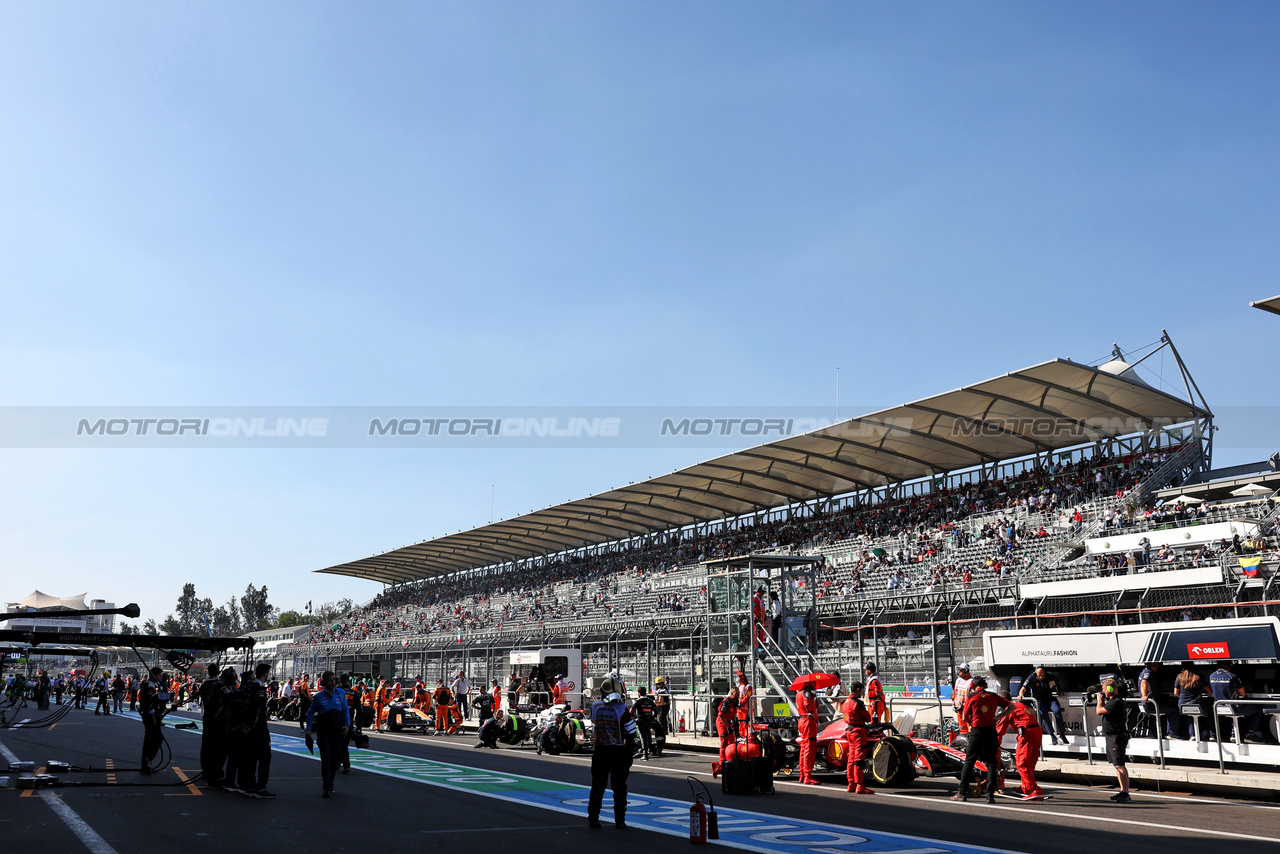 GP MESSICO, Charles Leclerc (MON) Ferrari SF-23 in the pits while the race is stopped.

29.10.2023. Formula 1 World Championship, Rd 20, Mexican Grand Prix, Mexico City, Mexico, Gara Day.

- www.xpbimages.com, EMail: requests@xpbimages.com © Copyright: Bearne / XPB Images