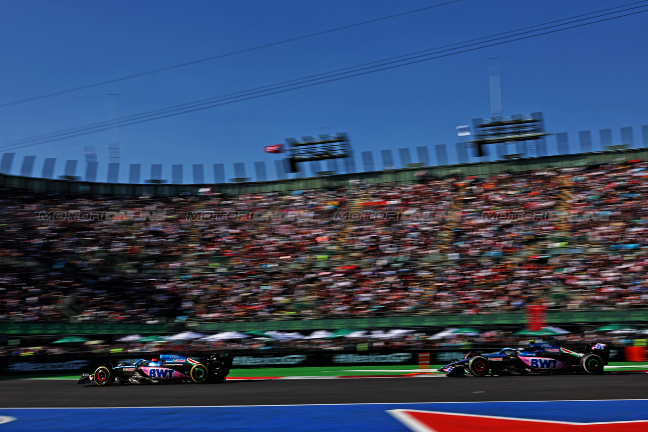 GP MESSICO, Esteban Ocon (FRA) Alpine F1 Team A523 davanti a team mate Pierre Gasly (FRA) Alpine F1 Team A523.

29.10.2023. Formula 1 World Championship, Rd 20, Mexican Grand Prix, Mexico City, Mexico, Gara Day.

 - www.xpbimages.com, EMail: requests@xpbimages.com © Copyright: Coates / XPB Images