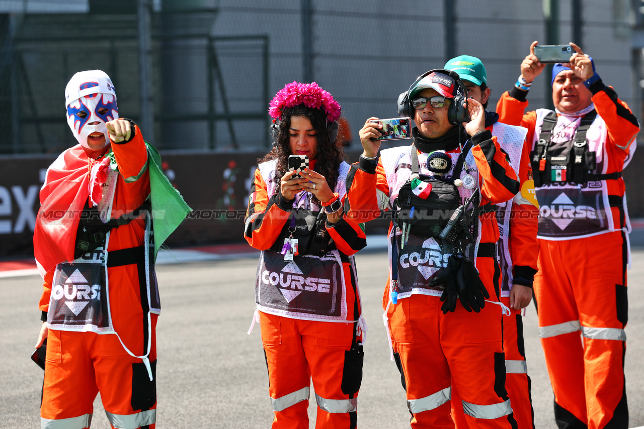GP MESSICO, Circuit Atmosfera - marshals.

29.10.2023. Formula 1 World Championship, Rd 20, Mexican Grand Prix, Mexico City, Mexico, Gara Day.

 - www.xpbimages.com, EMail: requests@xpbimages.com © Copyright: Coates / XPB Images