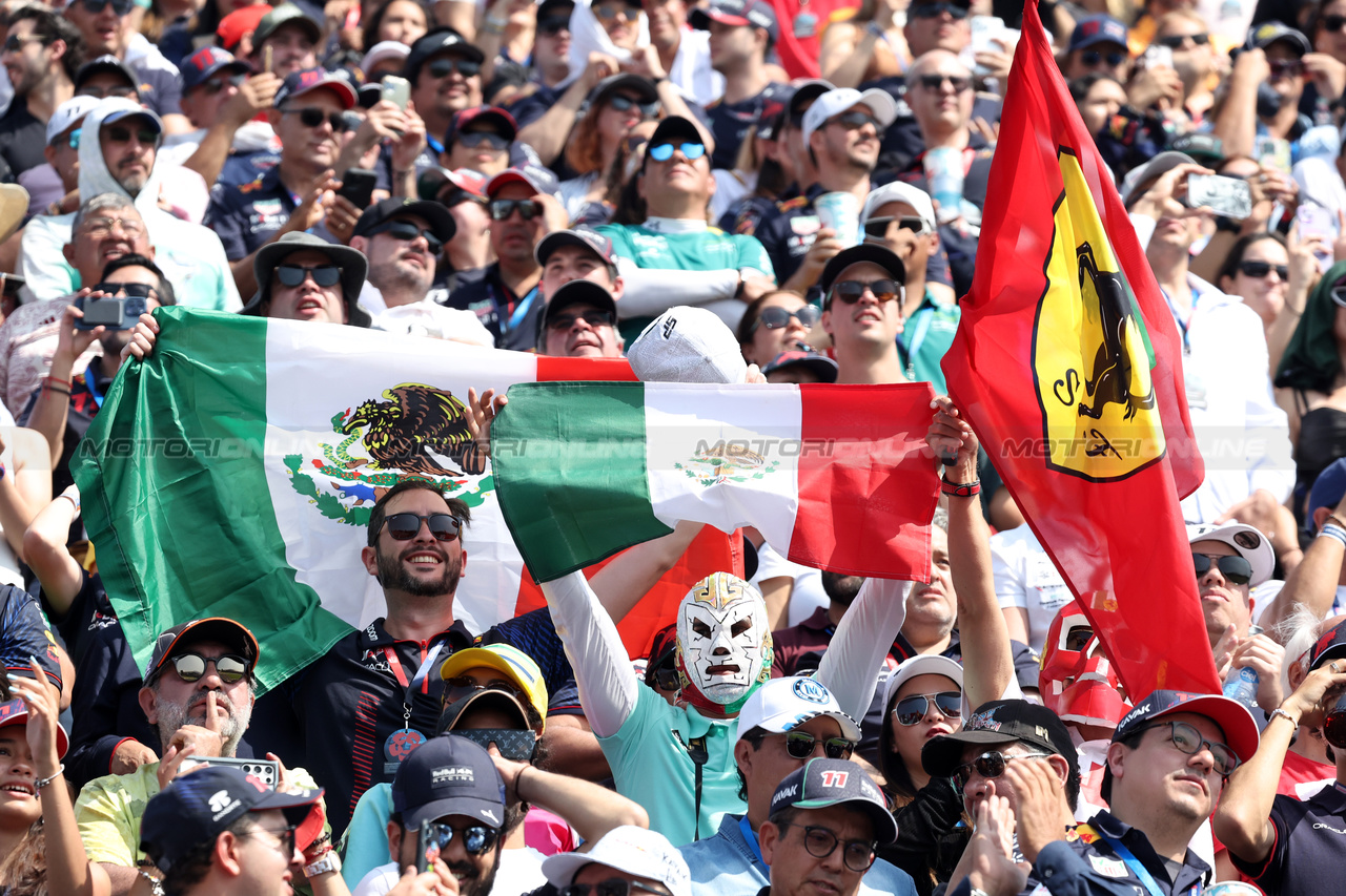 GP MESSICO, Circuit Atmosfera - fans in the grandstand.

29.10.2023. Formula 1 World Championship, Rd 20, Mexican Grand Prix, Mexico City, Mexico, Gara Day.

- www.xpbimages.com, EMail: requests@xpbimages.com © Copyright: Bearne / XPB Images