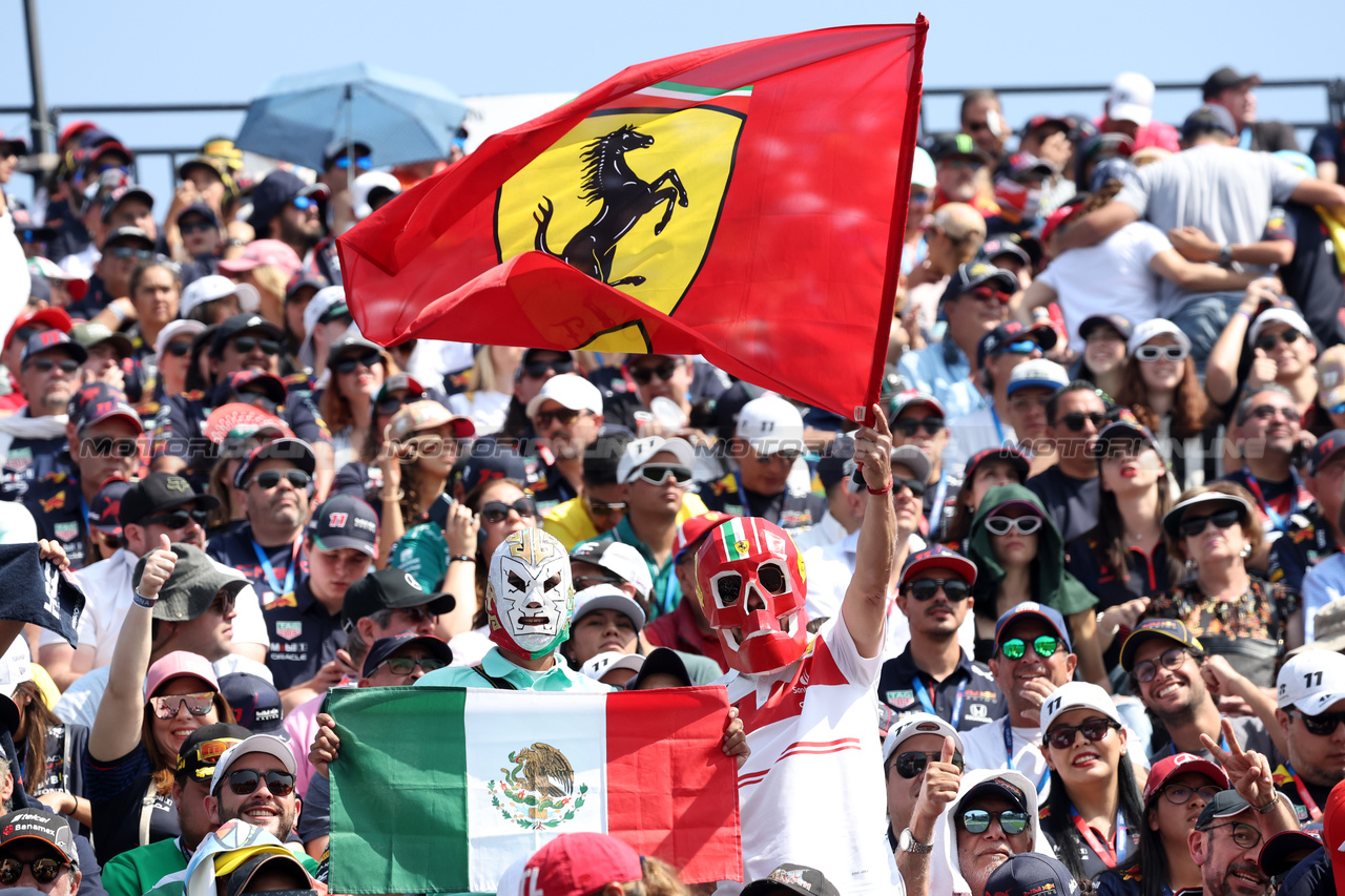 GP MESSICO, Circuit Atmosfera - fans in the grandstand.

29.10.2023. Formula 1 World Championship, Rd 20, Mexican Grand Prix, Mexico City, Mexico, Gara Day.

- www.xpbimages.com, EMail: requests@xpbimages.com © Copyright: Bearne / XPB Images