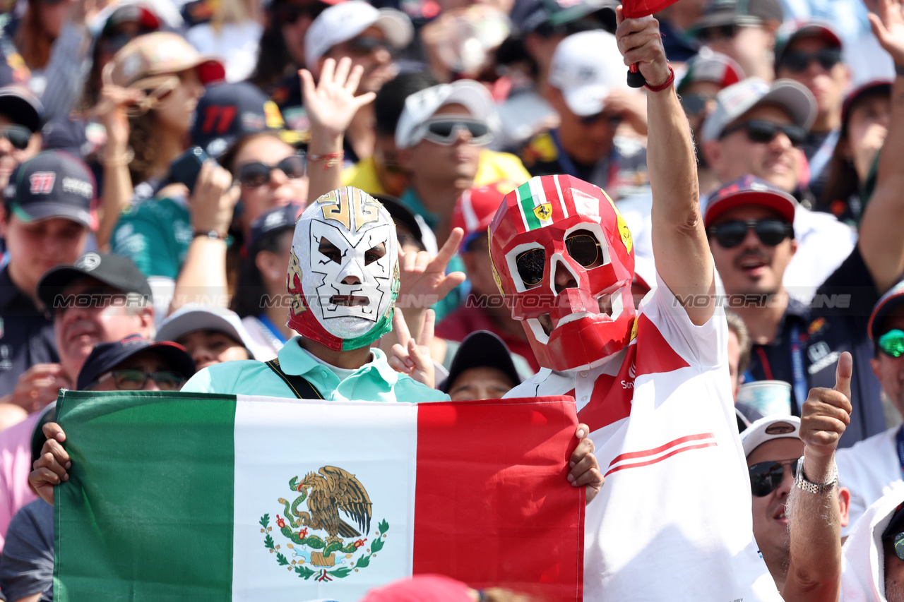 GP MESSICO, Circuit Atmosfera - fans in the grandstand.

29.10.2023. Formula 1 World Championship, Rd 20, Mexican Grand Prix, Mexico City, Mexico, Gara Day.

- www.xpbimages.com, EMail: requests@xpbimages.com © Copyright: Bearne / XPB Images