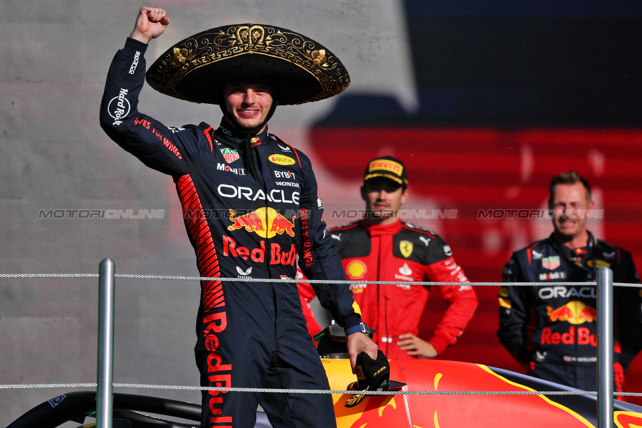 GP MESSICO, Gara winner Max Verstappen (NLD) Red Bull Racing celebrates on the podium.

29.10.2023. Formula 1 World Championship, Rd 20, Mexican Grand Prix, Mexico City, Mexico, Gara Day.

- www.xpbimages.com, EMail: requests@xpbimages.com © Copyright: Moy / XPB Images