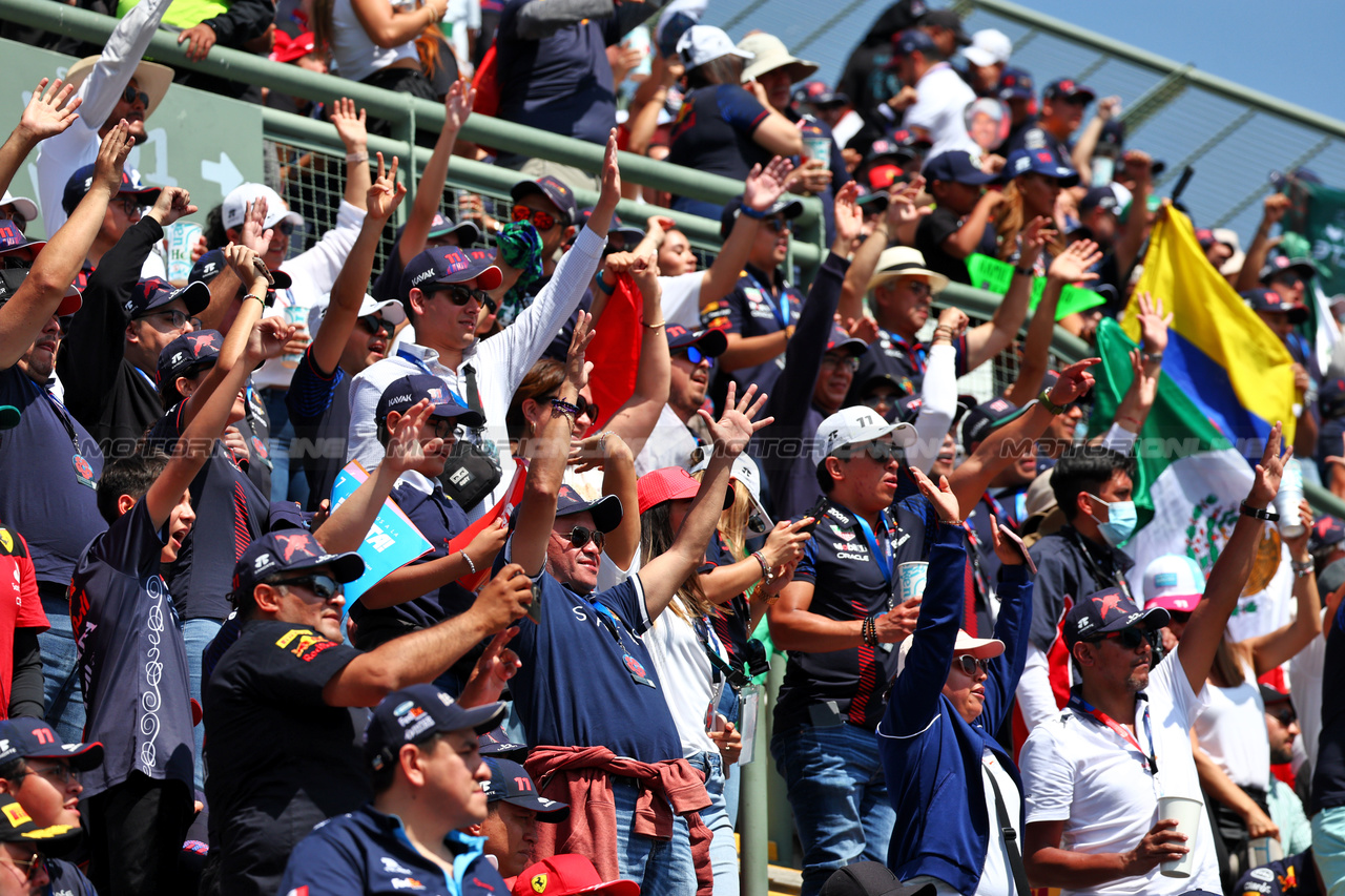 GP MESSICO, Circuit Atmosfera - fans in the grandstand.

29.10.2023. Formula 1 World Championship, Rd 20, Mexican Grand Prix, Mexico City, Mexico, Gara Day.

 - www.xpbimages.com, EMail: requests@xpbimages.com © Copyright: Coates / XPB Images