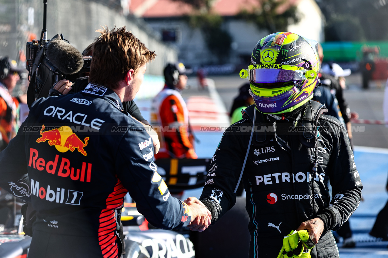 GP MESSICO, Max Verstappen (NLD), Red Bull Racing Lewis Hamilton (GBR), Mercedes AMG F1  
29.10.2023. Formula 1 World Championship, Rd 20, Mexican Grand Prix, Mexico City, Mexico, Gara Day.
- www.xpbimages.com, EMail: requests@xpbimages.com © Copyright: Charniaux / XPB Images
