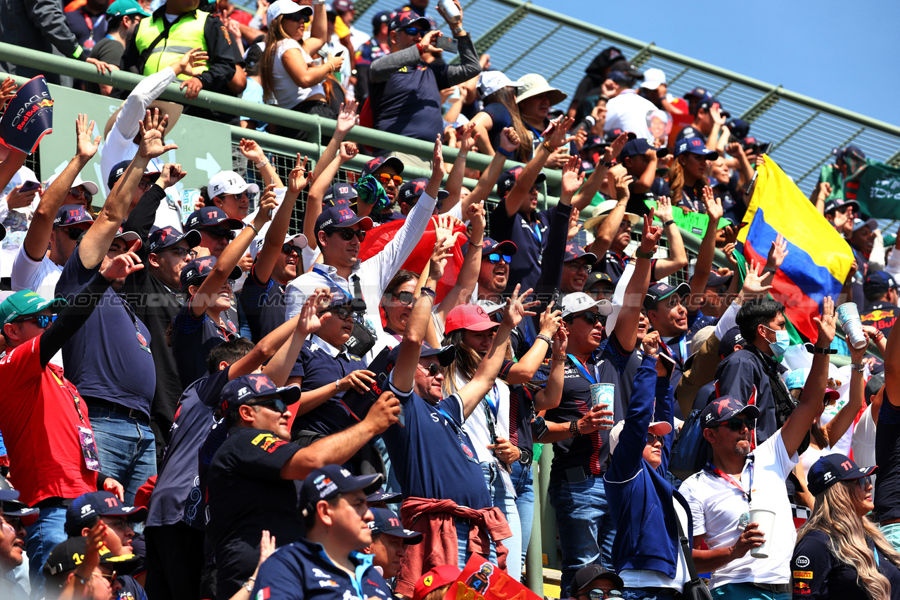 GP MESSICO, Circuit Atmosfera - fans in the grandstand.

29.10.2023. Formula 1 World Championship, Rd 20, Mexican Grand Prix, Mexico City, Mexico, Gara Day.

 - www.xpbimages.com, EMail: requests@xpbimages.com © Copyright: Coates / XPB Images
