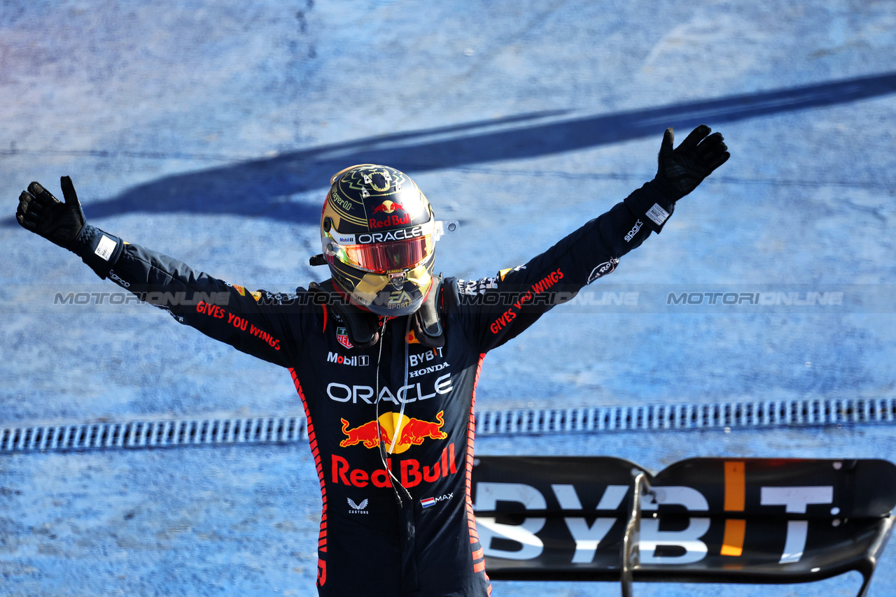 GP MESSICO, Gara winner Max Verstappen (NLD) Red Bull Racing celebrates in parc ferme.

29.10.2023. Formula 1 World Championship, Rd 20, Mexican Grand Prix, Mexico City, Mexico, Gara Day.

- www.xpbimages.com, EMail: requests@xpbimages.com © Copyright: Bearne / XPB Images