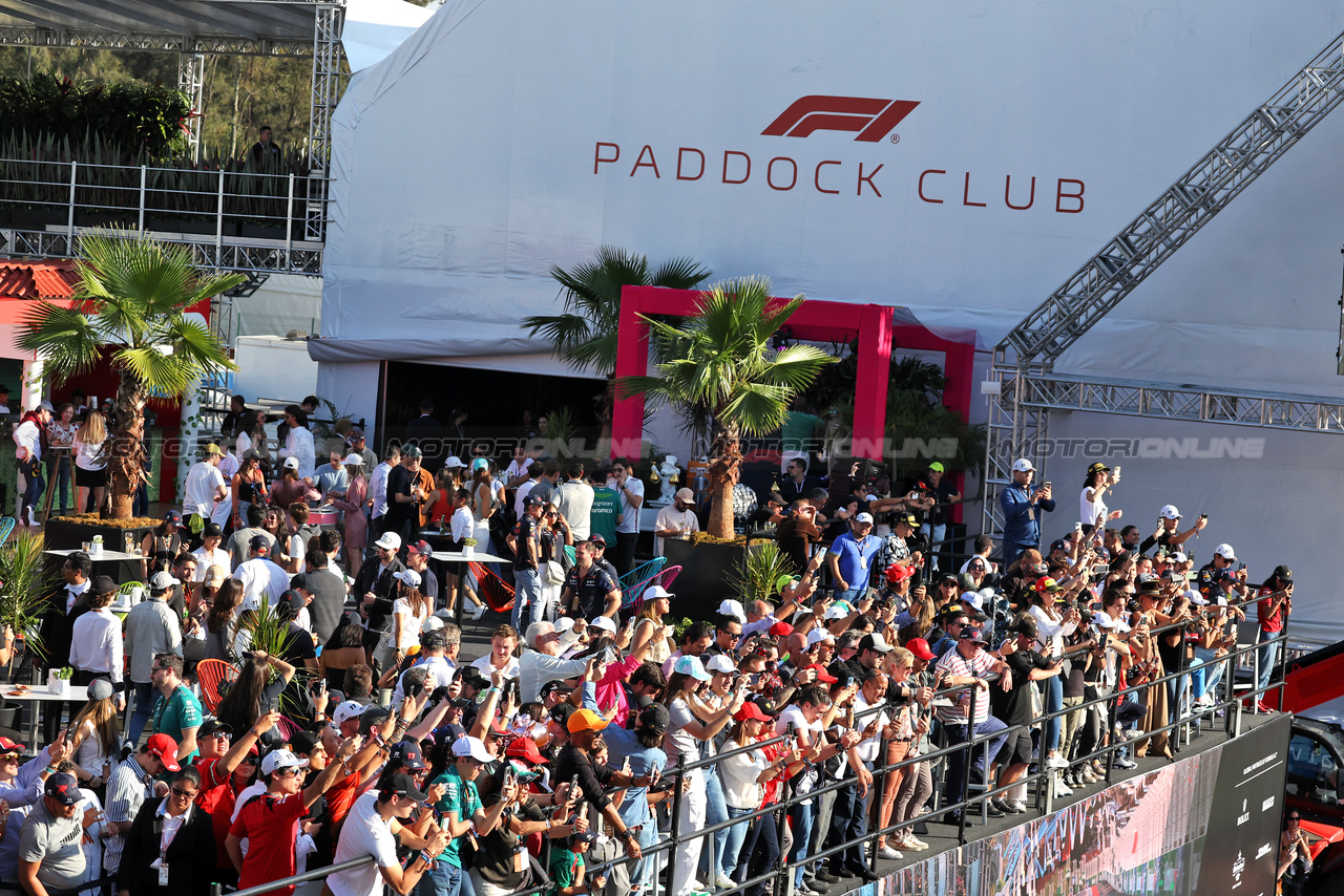 GP MESSICO, Circuit Atmosfera - Paddock club fans.

29.10.2023. Formula 1 World Championship, Rd 20, Mexican Grand Prix, Mexico City, Mexico, Gara Day.

- www.xpbimages.com, EMail: requests@xpbimages.com © Copyright: Bearne / XPB Images