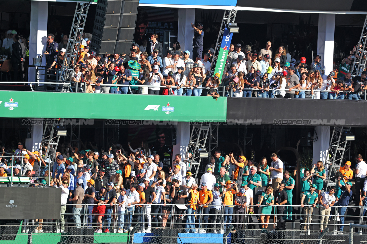 GP MESSICO, Circuit Atmosfera Paddock Club fans at the podium.

29.10.2023. Formula 1 World Championship, Rd 20, Mexican Grand Prix, Mexico City, Mexico, Gara Day.

- www.xpbimages.com, EMail: requests@xpbimages.com © Copyright: Bearne / XPB Images