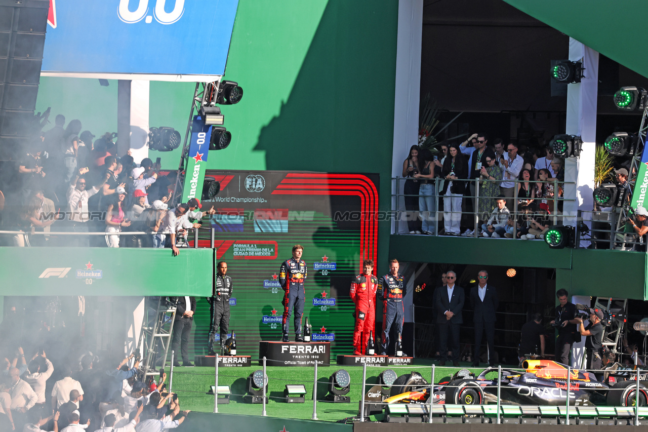 GP MESSICO, The podium (L to R): Lewis Hamilton (GBR) Mercedes AMG F1, second; Max Verstappen (NLD) Red Bull Racing, vincitore; Charles Leclerc (MON) Ferrari, third; Richard Wolverson (GBR) Red Bull Racing Performance Engineer.

29.10.2023. Formula 1 World Championship, Rd 20, Mexican Grand Prix, Mexico City, Mexico, Gara Day.

- www.xpbimages.com, EMail: requests@xpbimages.com © Copyright: Bearne / XPB Images