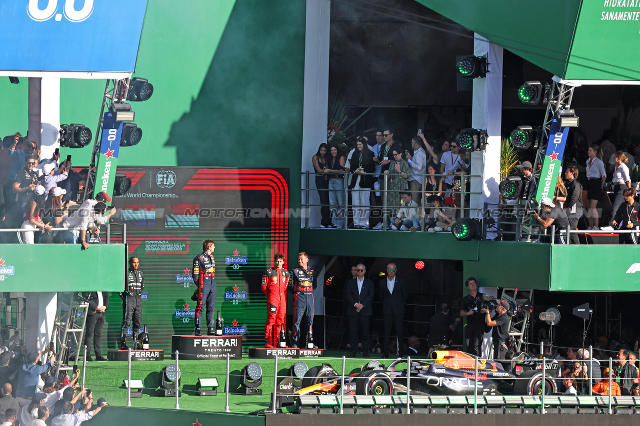 GP MESSICO, The podium (L to R): Lewis Hamilton (GBR) Mercedes AMG F1, second; Max Verstappen (NLD) Red Bull Racing, vincitore; Charles Leclerc (MON) Ferrari, third; Richard Wolverson (GBR) Red Bull Racing Performance Engineer.

29.10.2023. Formula 1 World Championship, Rd 20, Mexican Grand Prix, Mexico City, Mexico, Gara Day.

- www.xpbimages.com, EMail: requests@xpbimages.com © Copyright: Bearne / XPB Images