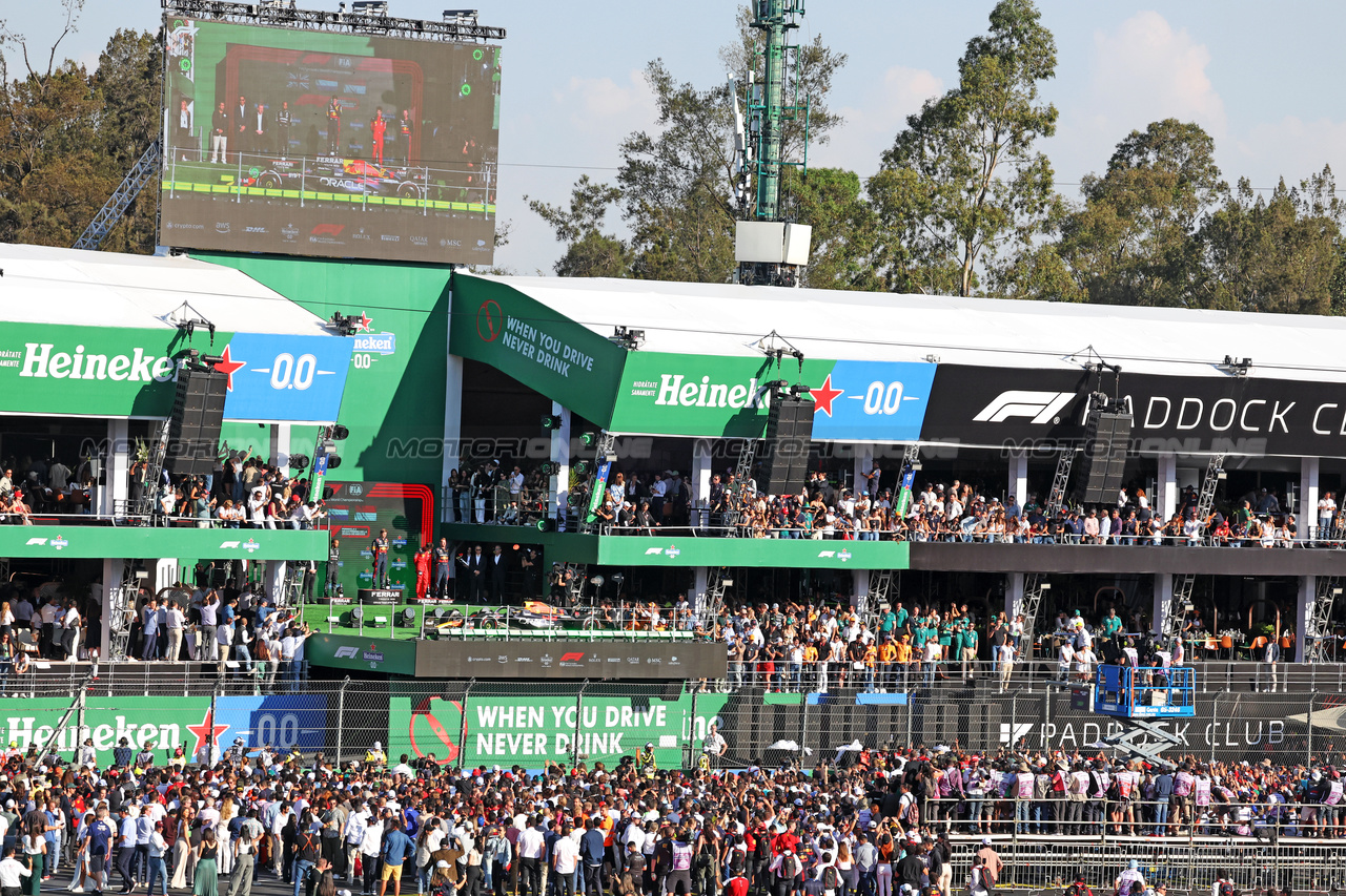 GP MESSICO, The podium (L to R): Lewis Hamilton (GBR) Mercedes AMG F1, second; Max Verstappen (NLD) Red Bull Racing, vincitore; Charles Leclerc (MON) Ferrari, third; Richard Wolverson (GBR) Red Bull Racing Performance Engineer.

29.10.2023. Formula 1 World Championship, Rd 20, Mexican Grand Prix, Mexico City, Mexico, Gara Day.

- www.xpbimages.com, EMail: requests@xpbimages.com © Copyright: Bearne / XPB Images