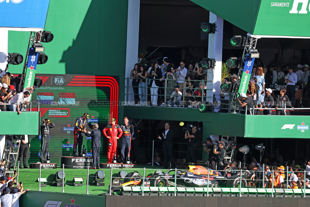 GP MESSICO, The podium (L to R): Lewis Hamilton (GBR) Mercedes AMG F1, second; Max Verstappen (NLD) Red Bull Racing, vincitore; Charles Leclerc (MON) Ferrari, third; Richard Wolverson (GBR) Red Bull Racing Performance Engineer.

29.10.2023. Formula 1 World Championship, Rd 20, Mexican Grand Prix, Mexico City, Mexico, Gara Day.

- www.xpbimages.com, EMail: requests@xpbimages.com © Copyright: Bearne / XPB Images
