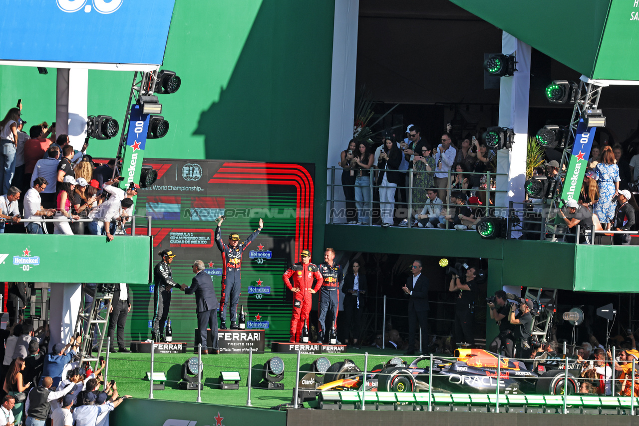 GP MESSICO, The podium (L to R): Lewis Hamilton (GBR) Mercedes AMG F1, second; Max Verstappen (NLD) Red Bull Racing, vincitore; Charles Leclerc (MON) Ferrari, third; Richard Wolverson (GBR) Red Bull Racing Performance Engineer.

29.10.2023. Formula 1 World Championship, Rd 20, Mexican Grand Prix, Mexico City, Mexico, Gara Day.

- www.xpbimages.com, EMail: requests@xpbimages.com © Copyright: Bearne / XPB Images