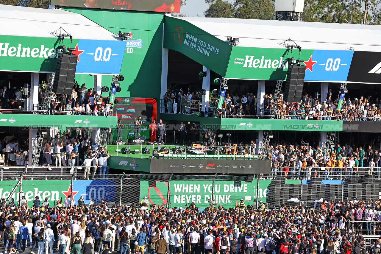 GP MESSICO, The podium (L to R): Lewis Hamilton (GBR) Mercedes AMG F1, second; Max Verstappen (NLD) Red Bull Racing, vincitore; Charles Leclerc (MON) Ferrari, third; Richard Wolverson (GBR) Red Bull Racing Performance Engineer.

29.10.2023. Formula 1 World Championship, Rd 20, Mexican Grand Prix, Mexico City, Mexico, Gara Day.

- www.xpbimages.com, EMail: requests@xpbimages.com © Copyright: Bearne / XPB Images