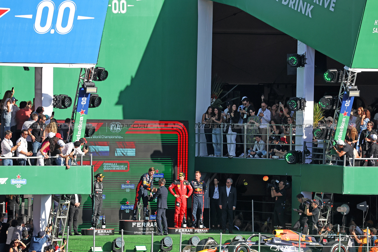 GP MESSICO, The podium (L to R): Lewis Hamilton (GBR) Mercedes AMG F1, second; Max Verstappen (NLD) Red Bull Racing, vincitore; Charles Leclerc (MON) Ferrari, third; Richard Wolverson (GBR) Red Bull Racing Performance Engineer.

29.10.2023. Formula 1 World Championship, Rd 20, Mexican Grand Prix, Mexico City, Mexico, Gara Day.

- www.xpbimages.com, EMail: requests@xpbimages.com © Copyright: Bearne / XPB Images