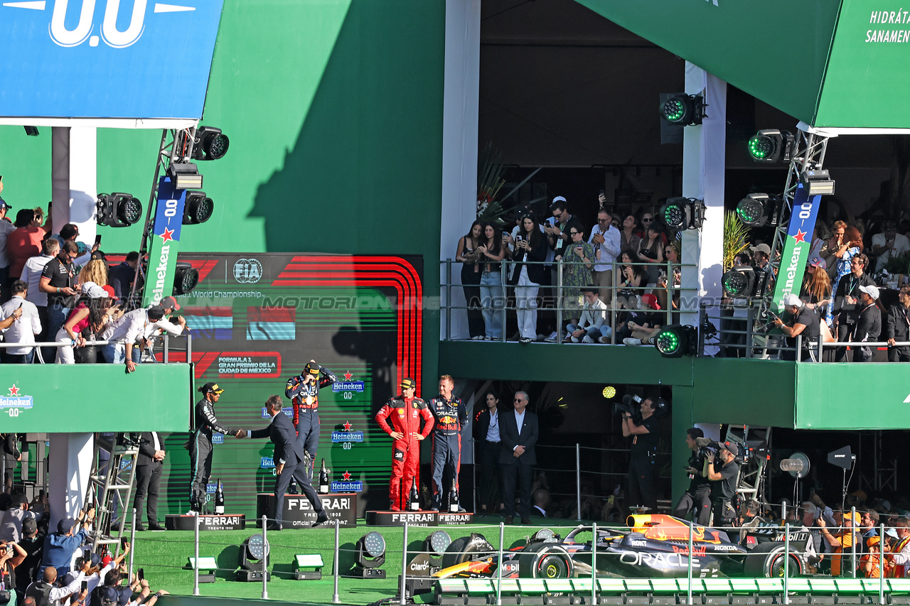 GP MESSICO, The podium (L to R): Lewis Hamilton (GBR) Mercedes AMG F1, second; Max Verstappen (NLD) Red Bull Racing, vincitore; Charles Leclerc (MON) Ferrari, third; Richard Wolverson (GBR) Red Bull Racing Performance Engineer.

29.10.2023. Formula 1 World Championship, Rd 20, Mexican Grand Prix, Mexico City, Mexico, Gara Day.

- www.xpbimages.com, EMail: requests@xpbimages.com © Copyright: Bearne / XPB Images