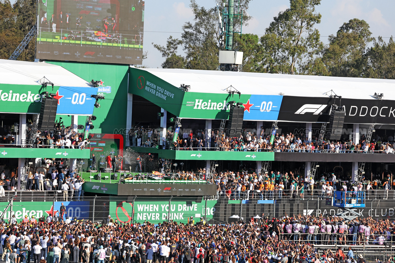 GP MESSICO, The podium (L to R): Lewis Hamilton (GBR) Mercedes AMG F1, second; Max Verstappen (NLD) Red Bull Racing, vincitore; Charles Leclerc (MON) Ferrari, third; Richard Wolverson (GBR) Red Bull Racing Performance Engineer.

29.10.2023. Formula 1 World Championship, Rd 20, Mexican Grand Prix, Mexico City, Mexico, Gara Day.

- www.xpbimages.com, EMail: requests@xpbimages.com © Copyright: Bearne / XPB Images