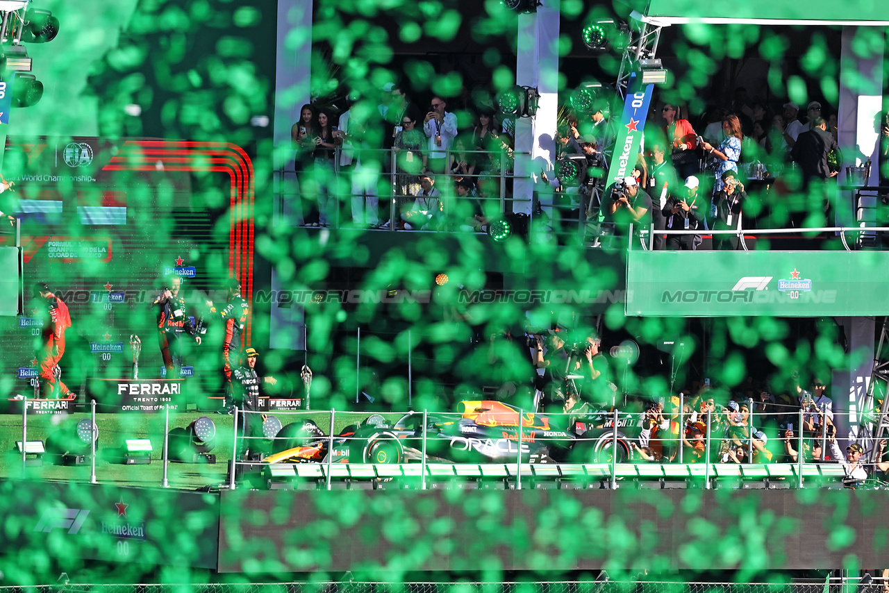 GP MESSICO, Lewis Hamilton (GBR) Mercedes AMG F1 celebrates his 2tpos on the podium.

29.10.2023. Formula 1 World Championship, Rd 20, Mexican Grand Prix, Mexico City, Mexico, Gara Day.

- www.xpbimages.com, EMail: requests@xpbimages.com © Copyright: Bearne / XPB Images
