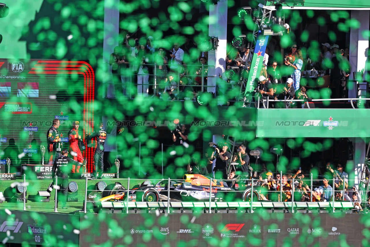 GP MESSICO, Lewis Hamilton (GBR) Mercedes AMG F1 celebrates his 2tpos on the podium.

29.10.2023. Formula 1 World Championship, Rd 20, Mexican Grand Prix, Mexico City, Mexico, Gara Day.

- www.xpbimages.com, EMail: requests@xpbimages.com © Copyright: Bearne / XPB Images
